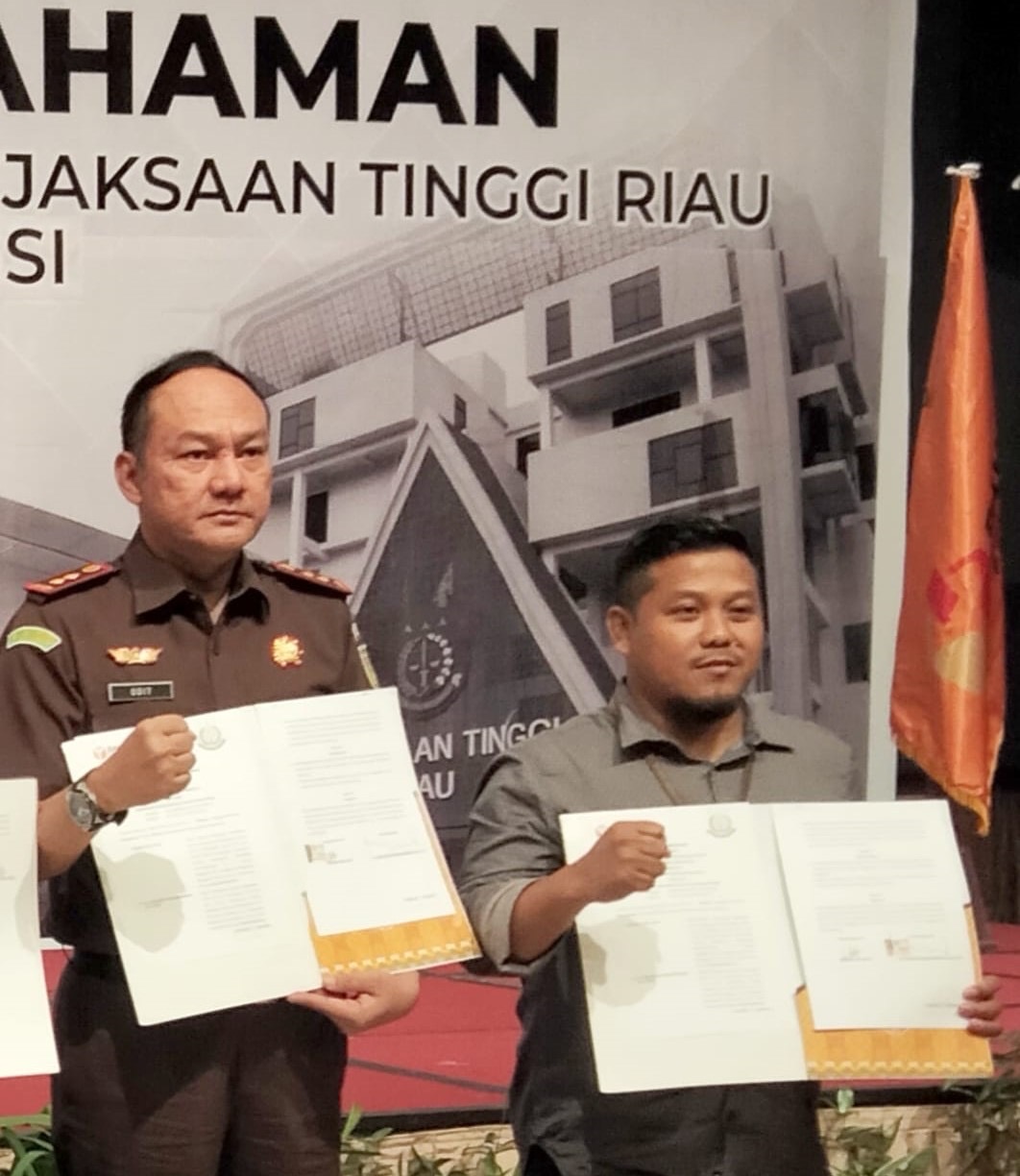 Kajari Bengkalis, Dr Sri Odit Megonondo dan Ketua Bawaslu Bengkalis Usman melakukan menandatangani nota kesepahaman (MoA) di The Premiere Hotel Pekanbaru, Selasa (17/9/2024).