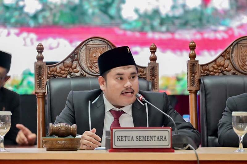 Ketua sementara DPRD Bengkalis Septian Nugraha memimpin sidang pari&shy;pur&shy;na DPRD Bengkalis usai pelantikan di Gedung Cik Puan Bengkalis, Selasa (17/9/22024)