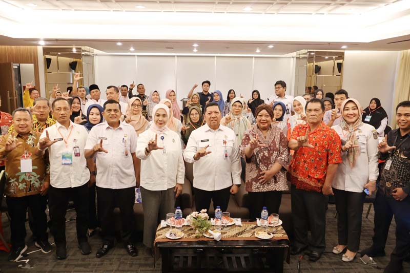 Kepala Bidang Pembinaan Perpustakaan Dinas Perpustakaan dan Kearsipan Riau Gusti Ratih Indriati (empat kiri), dan jajaran foto bersama saat acara Pertemuan Pemangku Kepentingan Tingkat Provinsi
