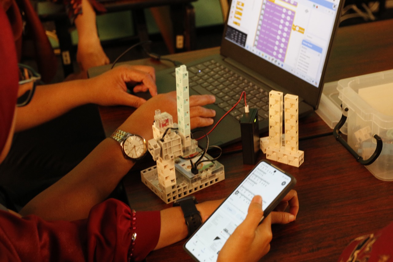 Pengenalan Pembelajaran STEM berbasis Robotika untuk meningkatkan keterampilan berpikir kritis, teknologi, dan rekayasa di Pekanbaru, 17-20 September 2024.