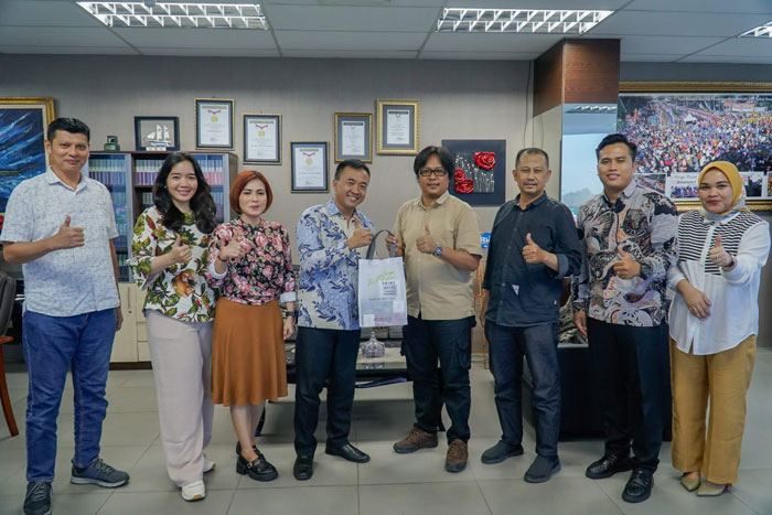 General Manager Whiz Hotel Pekanbaru Sarwono bertukar cendramata dengan Direktur Riau Pos sekaligus Pemimpin Redaksi Riau Pos, Firman Agus usai melakukan pertemuan.