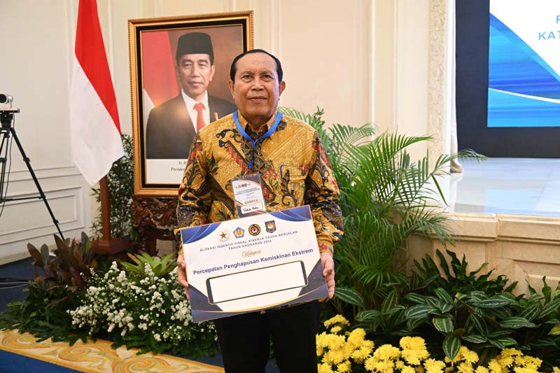 Bupati Rohul H Sukiman memperlihatkan dokumen Alokasi Insentif Fiskal yang diserahkan Wapres RI.