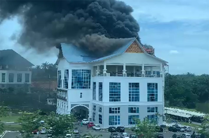 Kebakaran Gedung Lipat Kajang yang menempatu OPD PU, Dinas Perkim dan Dishub di Komplek Perkantoran Tenayan Raya, Pekanbaru, Jumat (20/9/2024)