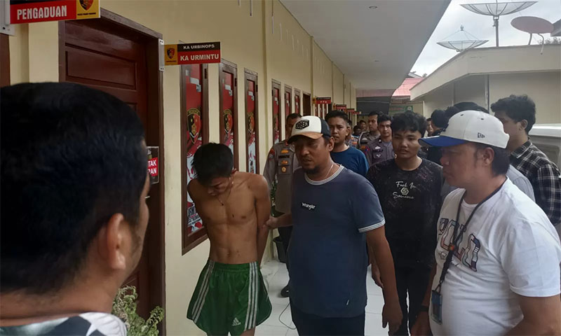 Tersangka IS, pembunuh Nia Kurnia Sari, saat digelandang ke Mako Polres Padangpariaman, Kamis (19/9).