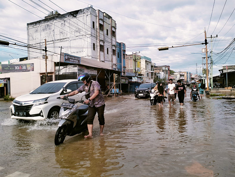 Jalan Budi Kemuliaan di Kelurahan Laksamana, Kecamatan Dumai Kota,  Jumat (20/9/2024) terendam banjir rob.