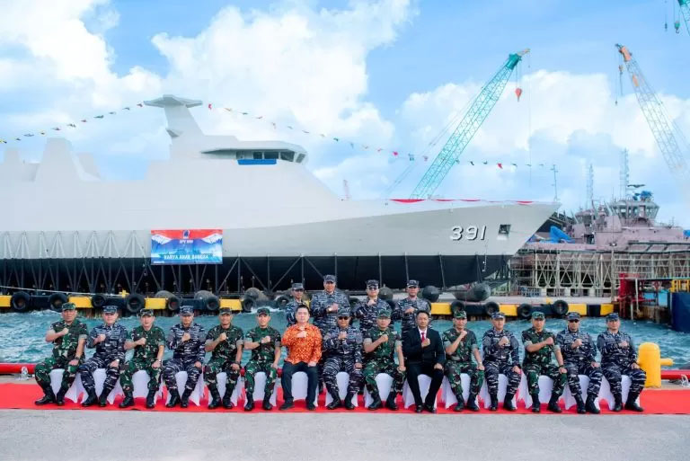 Peluncuran kapal OPV 90 meter untuk TNI AL di Galangan Kapal PT DRU, Lampung.
