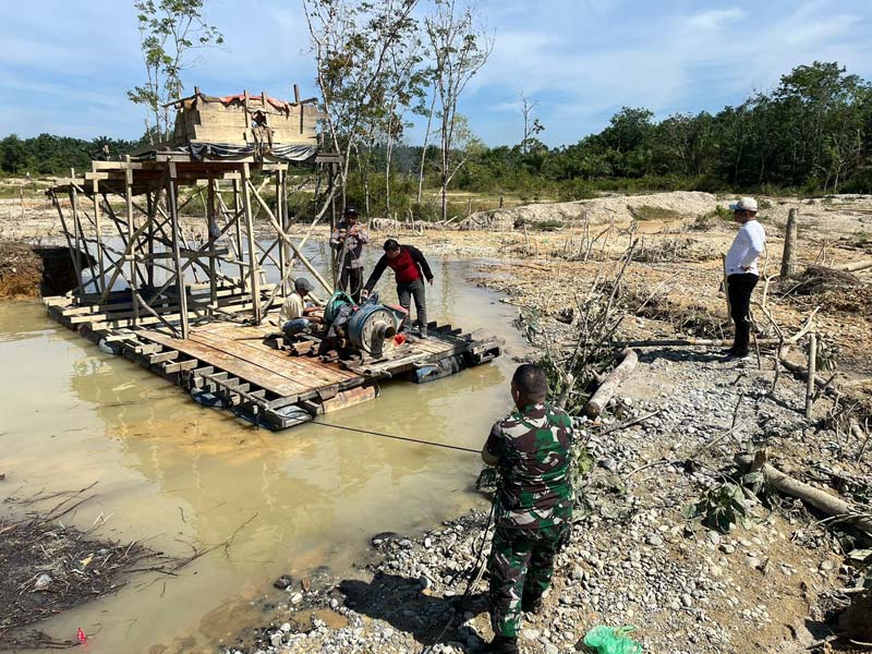 Polsek Kuantan Hilir bersama Upika dan masyarakat, melakukan operasi penertiban PETI di Koto Rajo, Kecamatan Kuantan Hilir Seberang.