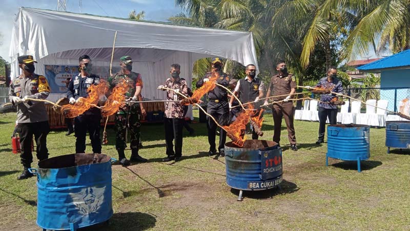 Petugas Bea dan Cukai Bengkalis bersama Pemkab Bengkalis memusnahkan barang ilegal hasil sitaan sebelumnya dengan cara dibakar