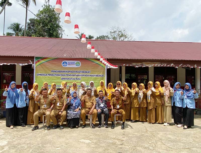 Tim pengabdian dosen PGSD FKIP Unri foto bersama pimpinan dan guru SDN 002 Pekanbaru, baru-baru ini.