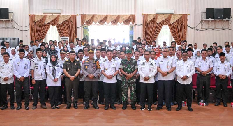 Bupati Rohil Afrizal Sintong MSi foto bersama pejabat forkopimda serta Sekdakab H Fauzi Efrizal, camat, lurah, penghulu se-Rohil