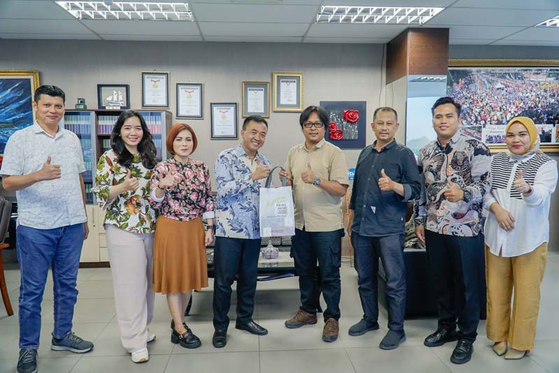 Manager Corporate Marketing Communication Whiz Hotel Ari Eka Putri (tiga kiri), dan jajaran foto bersama Direktur Riau Pos Firman Agus dan jajaran saat kunjungan Whiz Prime Hotel Sudirman Pekanbaru