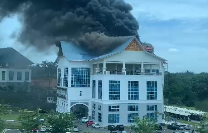 Kebakaran Gedung Lipat Kajang yang menempatu OPD PU, Dinas Perkim dan Dishub di Komplek Perkantoran Tenayan Raya, Pekanbaru, Jumat (20/9/2024).