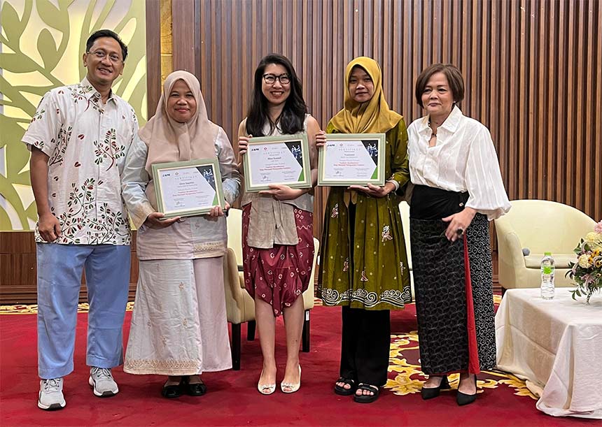 Tiga Business Plan Terbaik saat program Fashion Accelerator, yakni Dina Sepnita, pemilik Tenun Siak Sri Kemuning, Yusmaini dari Batik Yus Pelalawan, dan Rika Guslaili, pemilik Laili Imra.