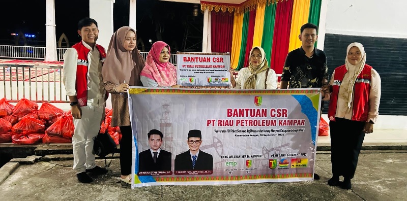 Perwakilan PT Riau Petroleum Kampar, Lisma Hanum menyerahkan 100 paket sembako secara simbolis kepada Camat Rengat, Poppy Bainurita (tiga dari kanan), Kamis (19/9/2024).