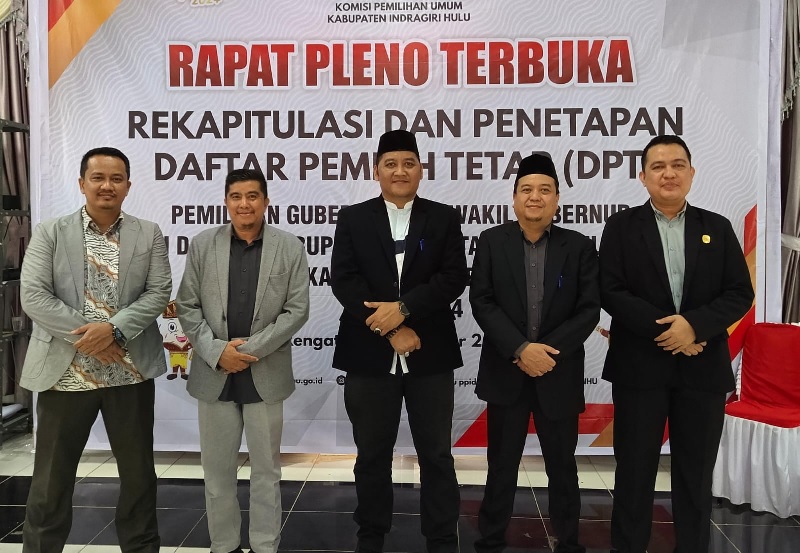 Ketua KPU Inhu, Ronaldi Ardian SH (tengah) foto bersama dengan komisioner usai pelaksanaan pleno penetapan DPT, Jumat (20/9/2024).