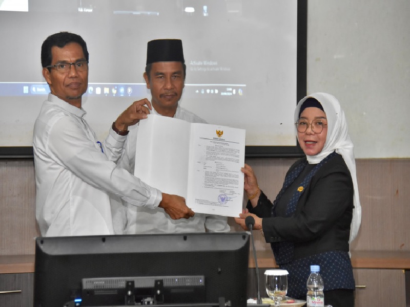 Kepala BKPSDM Kampar Syarifuddin menyerahkan SK Plh Sekda Kampar kepada Ramlah di Ruang Rapat Lantai III Kantor Bupati Kampar, Bangkinang, Jumat (20/9/2024).