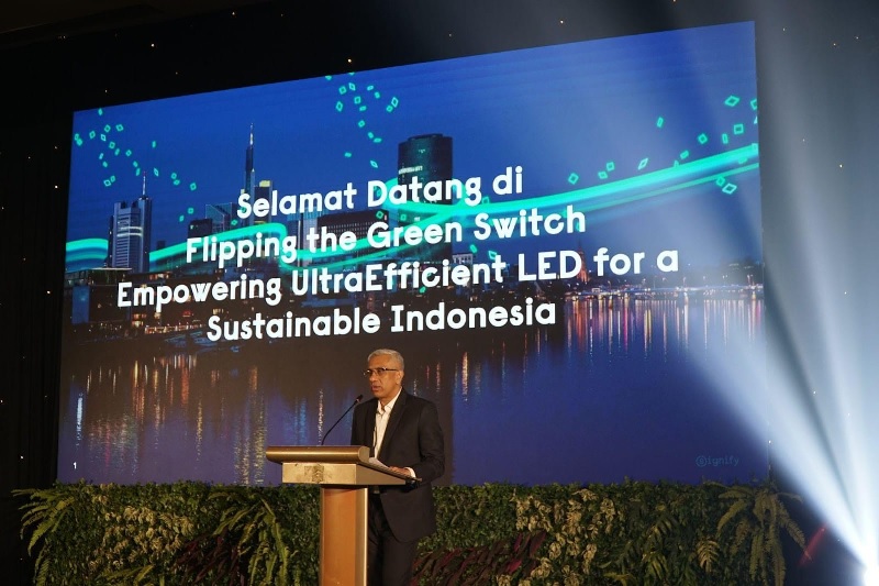 Sukanto Aich, Commercial Leader Professional Signify South East Asia membuka acara, Flipping the Green Switch: Empowering UltraEfficient LED for a Sustainable Indonesia.