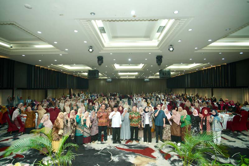 Peserta Pelatihan Manajemen Bisnis dan Manajemen Bumdes dan Koperasi foto bersama Bakal Calon Wakil Gubernur Riau Muhammad Wardan di Hotel Furaya, Kota Pekanbaru, Jumat (20/9/2024).