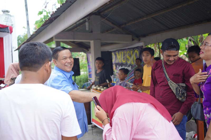 akal Calon Wakil Gubernur Riau SF Hariyanto bersalaman dengan warga saat silaturahmi di Rokan Hulu, Jumat (20/9/2024).