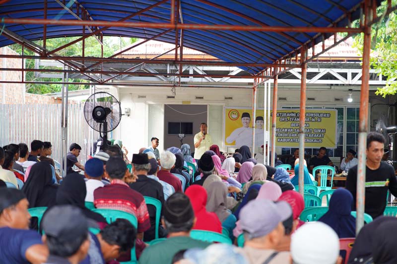Bakal Calon Gubernur Riau Syamsuar saat berdiskusi dengan masyarakat Desa Pukal, Kabupaten Bengkalis, Jumat (20/9/2024).