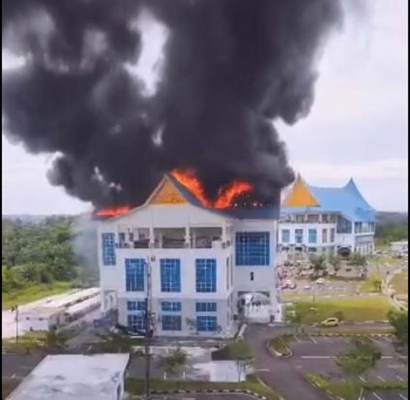 Asap hitam membubung dari atas Gedung Lipat Kajang Kompleks Perkantoran Wali Kota Pekanbaru, Tenayan Raya yang terbakar, Jumat (20/9/2024).