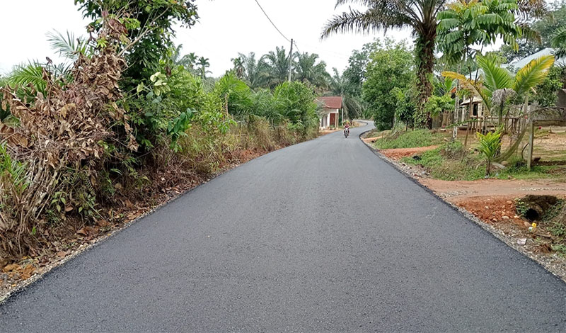 Jalan Sungai Rumbio-Stadion Olahraga Sport Center Kecamatan Kuantan Tengah yang selesai dibangun.