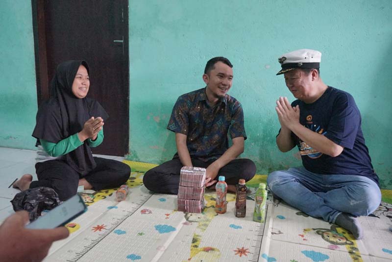 Pendiri Ichitan Group Tan Passakornnatee (kanan) menyerahkan hadiah senilai Rp300 juta kepada pemenang ke-5&nbsp;Tomy Henry (dua kiri) dari program mendadak jutawan 3 Ichitan di Jalan Semangka Pekanbaru