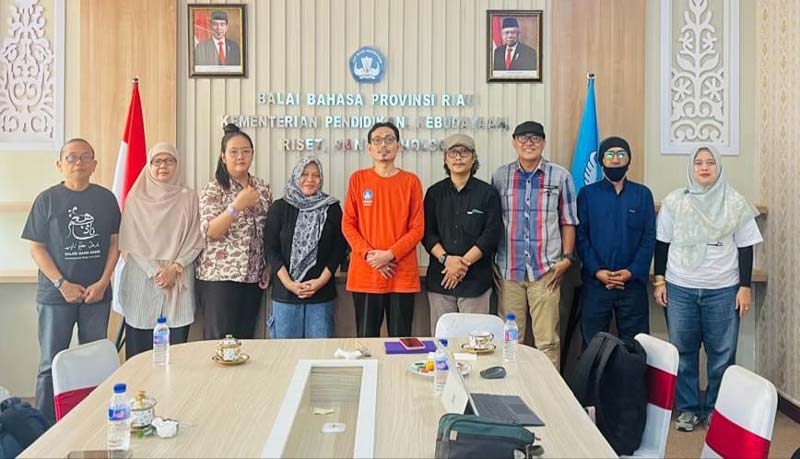 Kepala BBPR, Toha Machsum MAg (tengah) foto bersama dengan para juri dan pembicara setelah rapat persiapan Peringatan 100 Tahun AA Navis di Kantor BBPR, Jumat (20/9/2024).