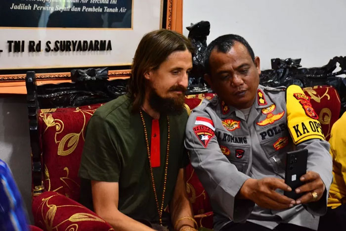 Pilot Mark Merthens (kiri) ber-selfie dengan anggota polisi setelah bebas dari KKB setelah disandera 1,5 tahun.