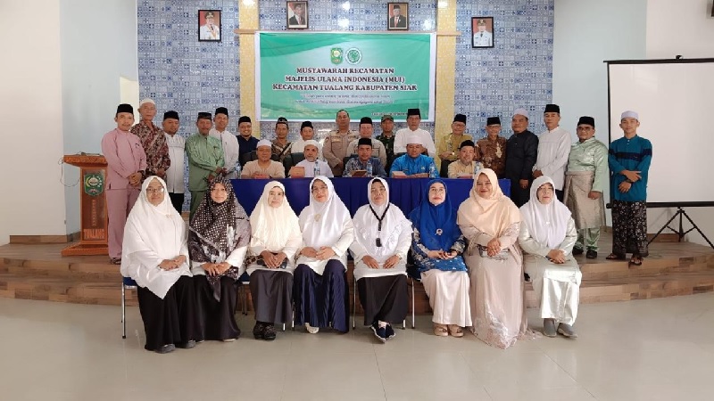 Ketua MUI Siak KH Ahmad Muhaimin SAg, Sekjen Ustaz Nizamul Muluk SAg MA Psy foto bersama H Khairuddin Rasul dan pengurus serta tamu undangan yang hadir di aula Kantor Camat Tualang.