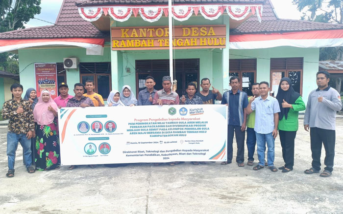Ketua Tim PKM UPP Dr Nurrahmawati MPd (lima kiri) bersama para dosen foto bersama dengan Kelompok Perajin Gula Aren Maju Bersama di halaman Kantor Desa RTH, Kamis (19/9/2024)