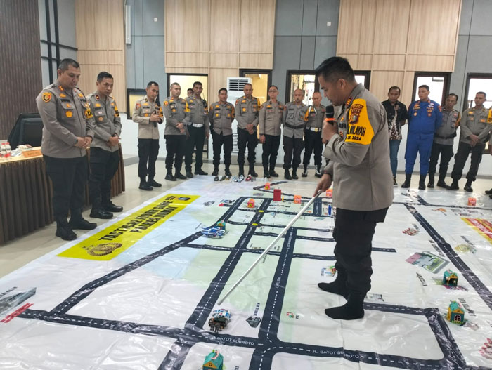 Kapolres Dumai AKBP Dhovan Oktovianton, mendengarkan masukan anggota ketika menggelar rapat internal tactical floor game di lingkungan Polres Dumai, Sabtu (21/9/2024).