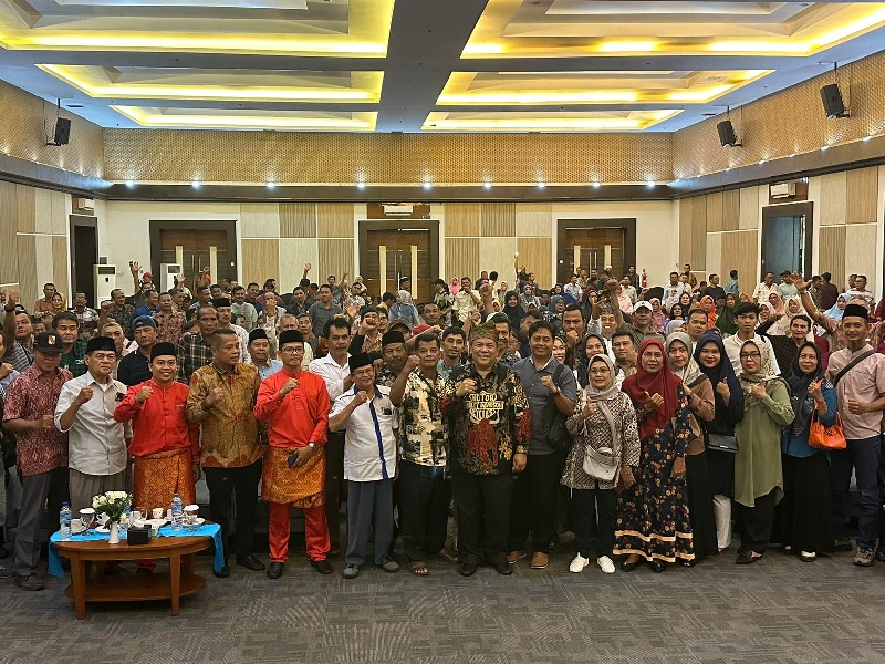 SF Hariyanto foto bersama forum RT/RW Kecamatan Bina Widya dan Tuah Madani Pekanbaru, Sabtu (21-9/2024).