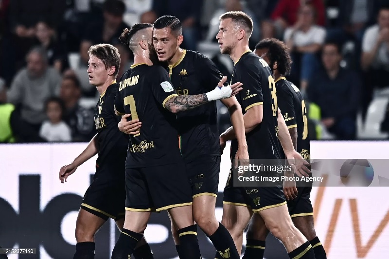 Jay Idzes dkk sukses mengalahkan Genoa 2-0 pada pekan kelima Serie A Italia. Venezia pun keluar dari posisi juru kunci dan naik ke peringkat 14.