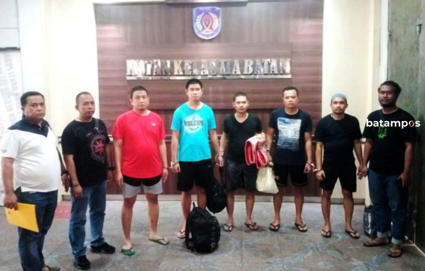 Lima dari sepuluh orang oknum anggota Polresta Barelang yang terlibat kasus narkoba saat dipindahkan ke Rumah Tahanan Negara (Rutan) kelas II A Batam.