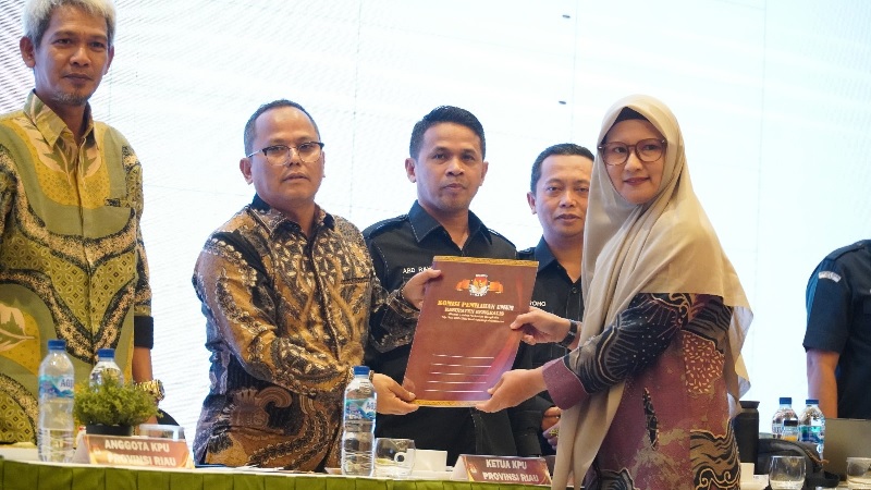 Ketua KPU Riau Rusidi Rusdan menerima rekapitulasi DPT Bengkalis dari KPU Bengkalis di Hotel The Zuri Pekanbaru, Ahad (22/9/2024).