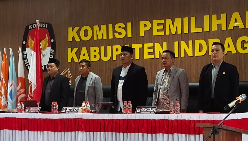 Ketua KPU Inhu, Ronaldi Ardian SH didampingi anggota pada rapat pleno penetapan DPT Pilkada serentak 2024, Jumat (20/9/2024).