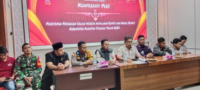 Ketua KPU Kuansing Wawan Ardi didampingi Ketua Bawaslu Mardius Adi Saputra, Kapolres AKBP Pangucap Priyo Soegito SIK MH, Danramil dan Lo paslon, mengumumkan hasil penetapan paslon, Ahad (22/9/2024).