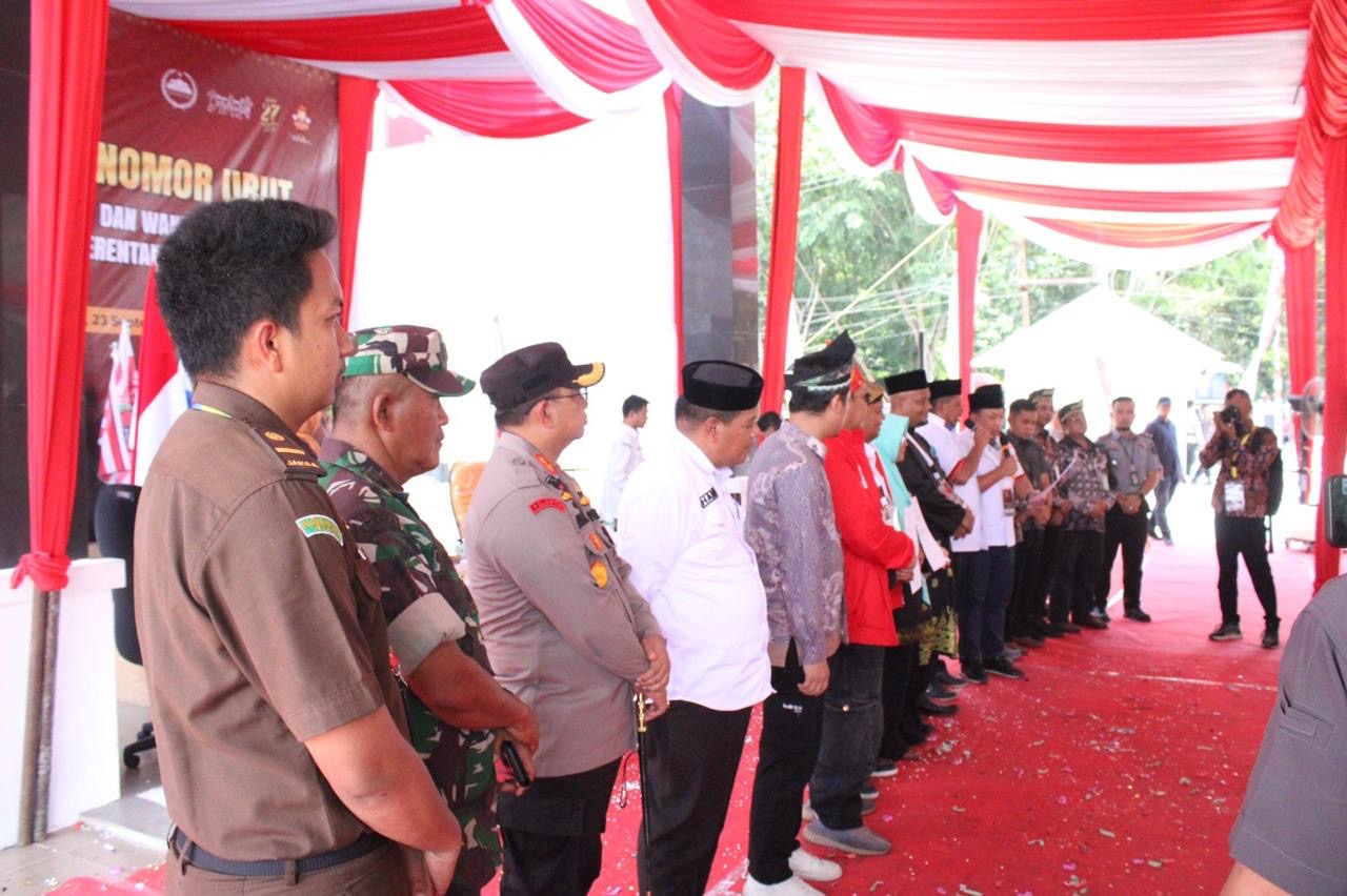 Kapolres Siak AKBP Asep Sujarwadi menyaksikan prosesi pembacaan kesepakatan Pilkada damai oleh Paslon Bupati dan Wakil Bupati Siak di halaman Kantor KPU Siak, Senin (23/9/2024).