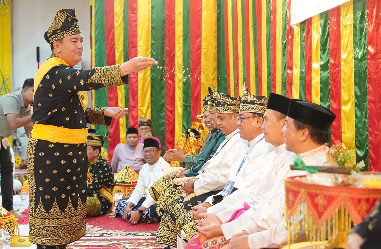 Kapolda Riau Irjen Pol Mohammad Iqbal bergelar Datuk Seri Jaya Perkasa Setia Negeri saat menepuk tepung tawar untuk tiga paslon Gubri dan Wagubri, Senin (23/9/2024).