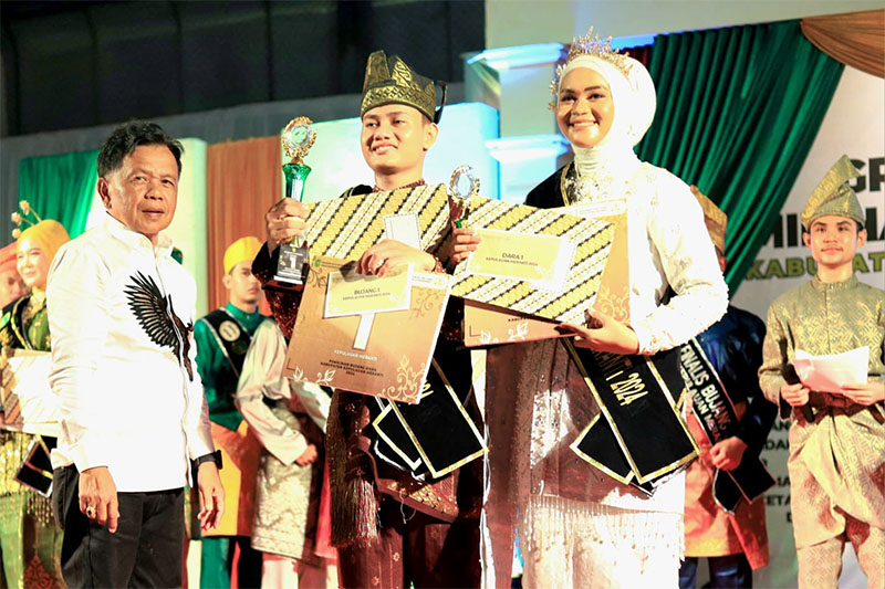 Plt Bupati Asmar didampingi Bujang Meranti Abdurrahman dan Dara Muthia Laila Rahmadhani asal Tebingtinggi, di Afifa Sport Center Selatpanjang, Ahad (22/9/2024) malam.