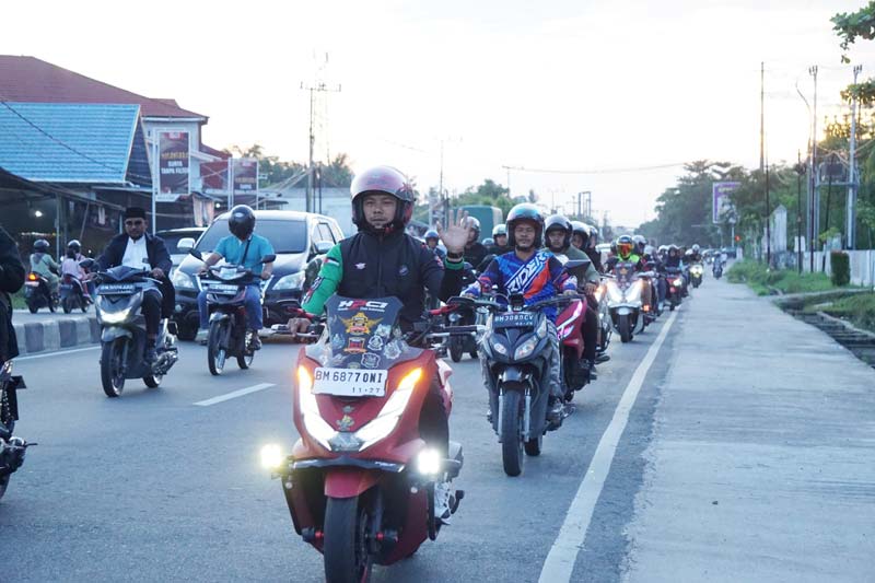 Beberapa pemotor sedang mengikuti kegiatan cara aman berkendara (safety riding), beberapa waktu lalu.