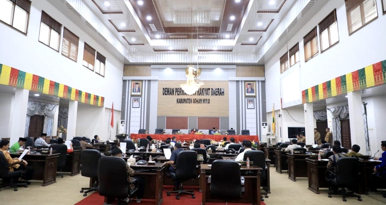 Pimpinan Sementara DPRD Rohul pimpin rapat paripurna penyusunan jadwal rapat dan kegiatan lembaga bersama Anggota DPRD Rohul, Sepakat bersama membahas Lanjutan Rancangan KUA dan PPAS Perubahan.