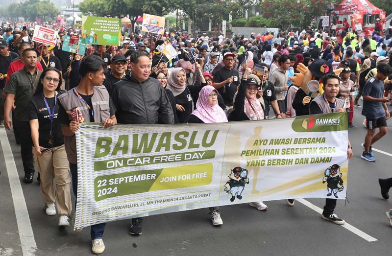 Komisioner Bawaslu RI Herwyn Jefler Hielsa Malonda (dua kiri) dan Lolly Suhenty (dua kanan) jalan santai bersama staf dan pegawai Bawaslu RI di Jalan Thamrin Jakarta, Ahad (22/9/2024).