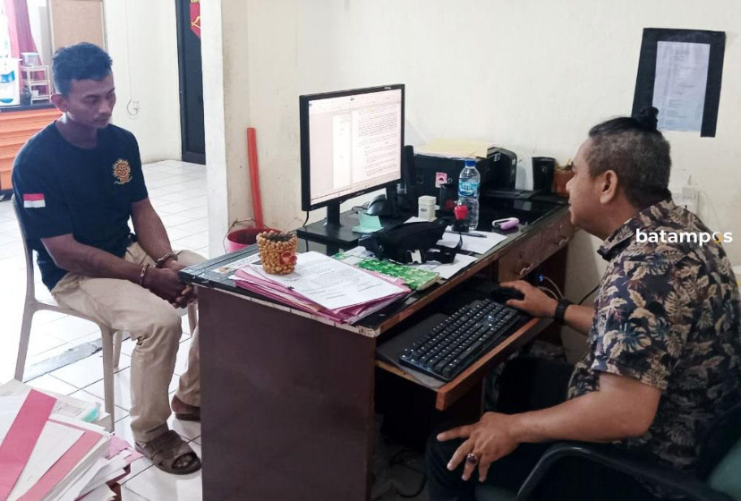 Eko Budianto, 34 pelaku pencabulan terhadap anak tirinya yang berusia 14 tahun saat diperiksa penyidik Polsek Sekupang.