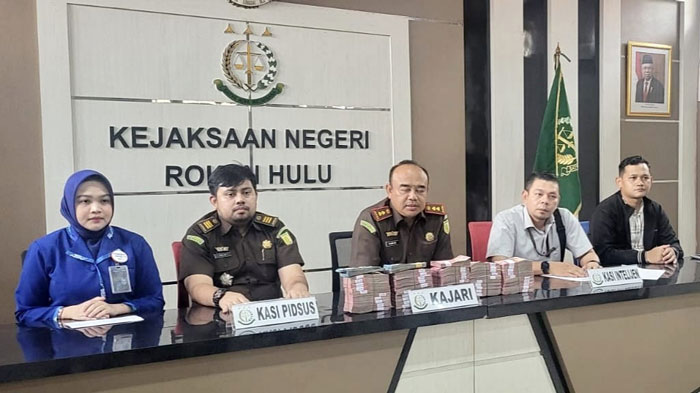 Kajari Rohul Fajar Haryowimboko SH MH menunjukkan pengembalian kerugian keuangan negara Senilai Rp Rp518.652.398 dari tersangka RY, Kades Kepenuhan Baru.