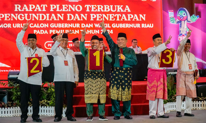 Tiga paslon Gubri memegang nomor urut masing-masing di Hotel Aryaduta Pekanbaru, Senin (23/9/2024)
