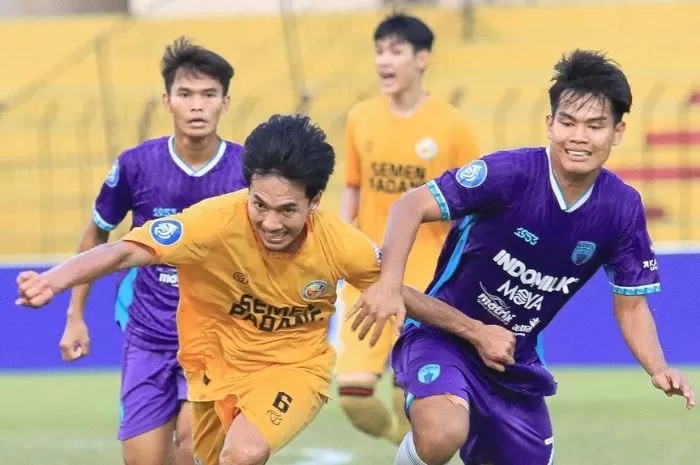 Pemain Semen Padang Muhammad Iqbal belum bisa berbuat banyak untuk tim barunya Semen Padang di Liga 1 Indonesia.