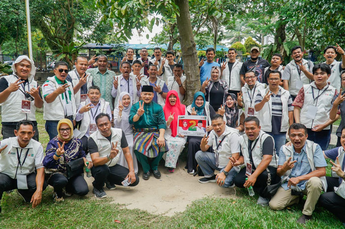 Calon Walikota Pekanbaru Instiawati Ayus dan Calon Wakil Walikota Pekanbaru Taufik Arrakhman foto bersama para pendukung di taman Kota Pekanbaru usai mendapatkan nomor urut.