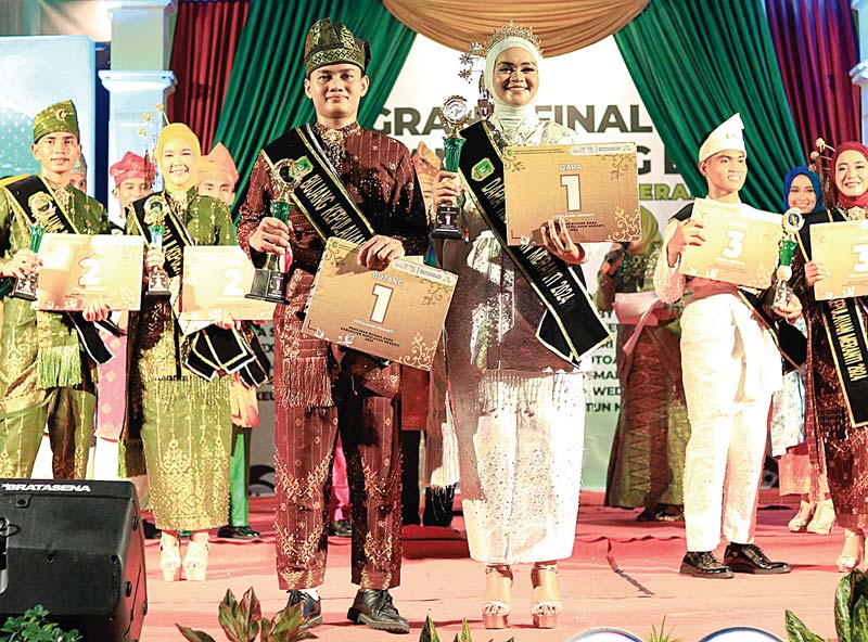 Bujang Dara Meranti Abdurrahman dan Muthia Laila Rahmadhani foto bersama pemenang lainnya di Afifa Sport Center, Selatpanjang, Ahad (22/9/2024).